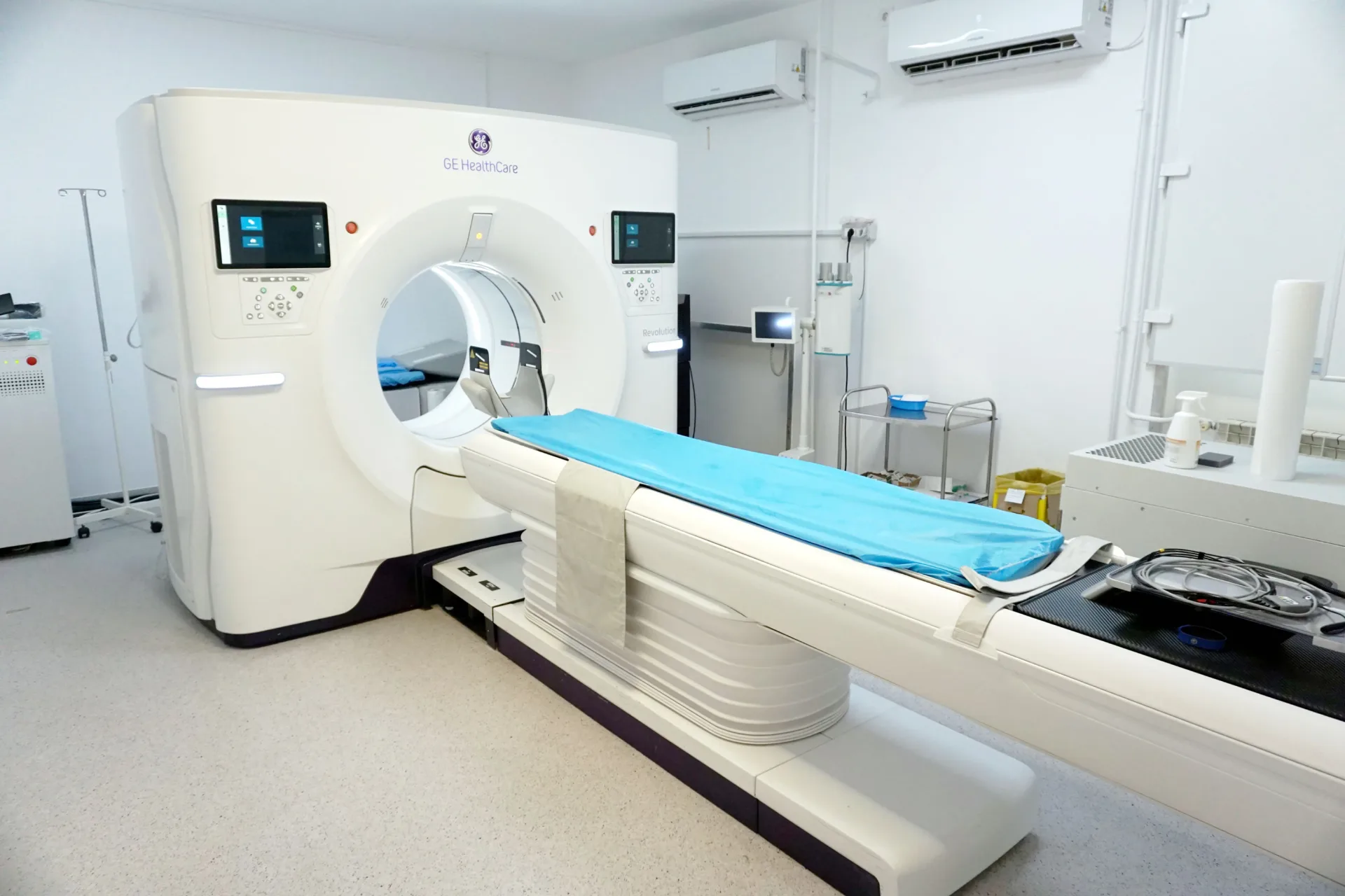 Computer tomograf GE HealthCare în cabinetul de imagistică al INNBN